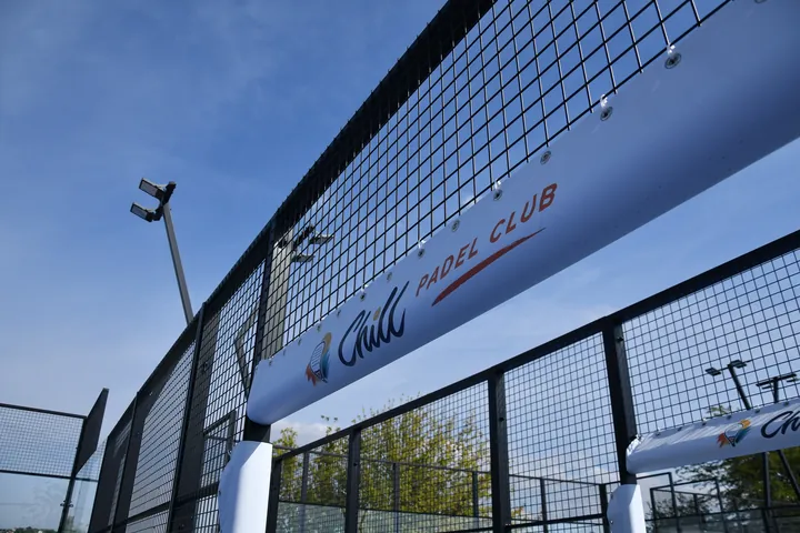 Chill Padel Club felirat a pályabejáraton Csömörön