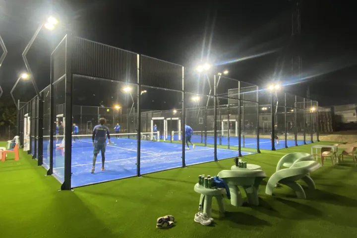 Esti padel pályák világítással és lounge a Chill Padel Clubban Csömörön