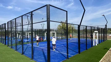 Kültéri padel pályák játékosokkal Csömörön, Chill Padel Club