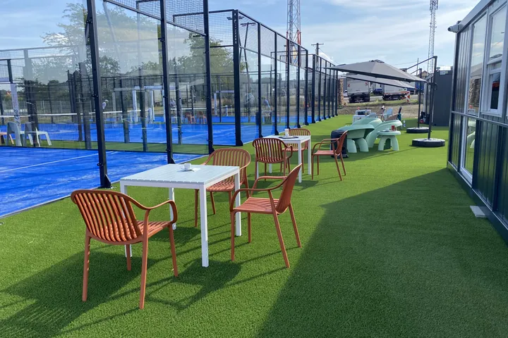 Nappali padel pályák és ülőhelyek a Chill Padel Clubban